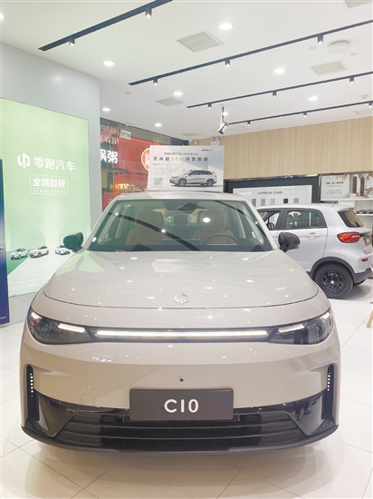 零跑C10延續(xù)零跑家族的設(shè)計(jì)語(yǔ)言，外形穩(wěn)固、可靠。