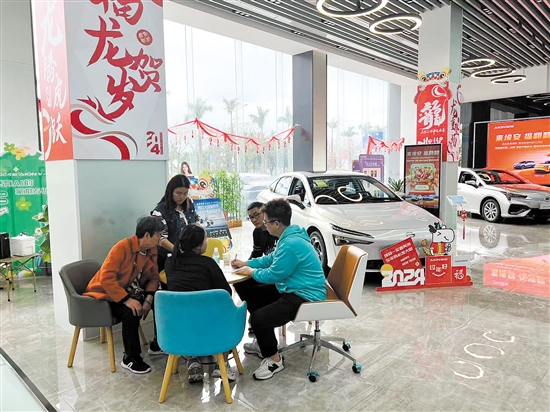 春節(jié)期間,不少車商推出購車優(yōu)惠，吸引消費者購車。