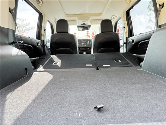 后備箱空間足以應(yīng)付日常所需。