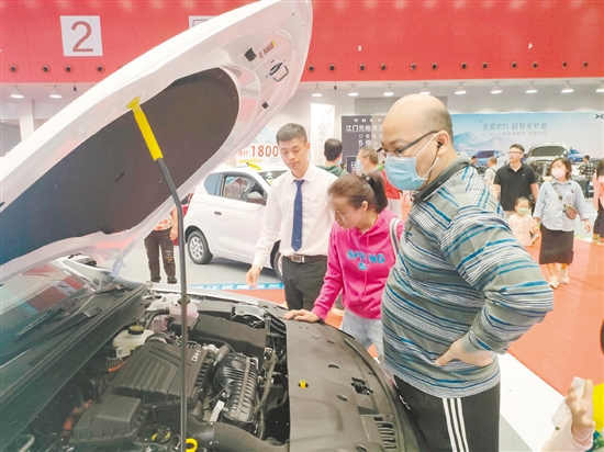 近30個(gè)品牌參展，消費(fèi)者買車選擇多。
