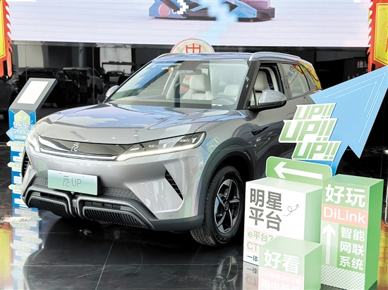 比亞迪元UP展現(xiàn)了方中帶圓、剛?cè)岵?jì)的獨(dú)特美學(xué)。