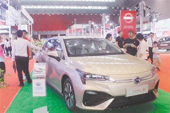 很多消費(fèi)者在“五一”車展上買到了心儀的靚車。