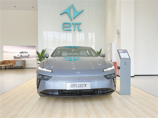 東風(fēng)奕派007的外觀動(dòng)感前衛(wèi)。