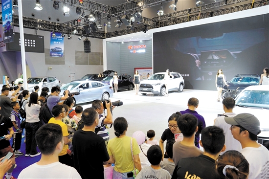 往屆車展的車模、靚車總能吸引攝影發(fā)燒友的“長槍短炮”。