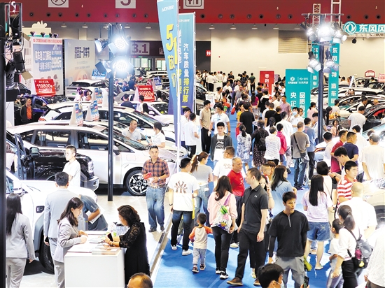車(chē)展現(xiàn)場(chǎng)人氣旺。