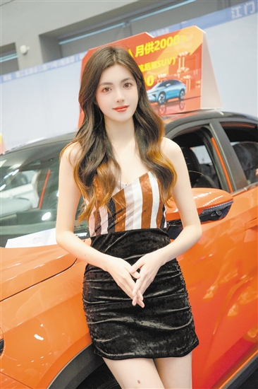 香車(chē)美女吸引人目光。