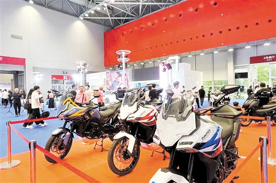 帥氣摩托車(chē)很吸睛。