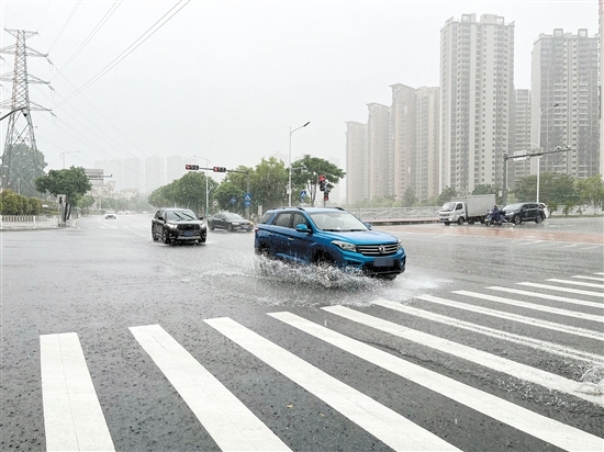 雨天行車，雨水會阻礙駕駛?cè)说囊暰€，要注意減速慢行。