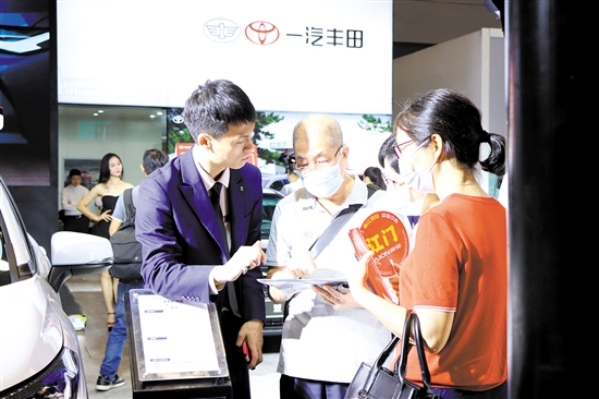 “五一”車展期間，購車客戶就非常關(guān)心補(bǔ)貼問題。