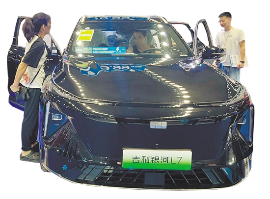 以舊換新政策的出臺(tái)，吸引不少消費(fèi)者前往4S店看車、買(mǎi)車。