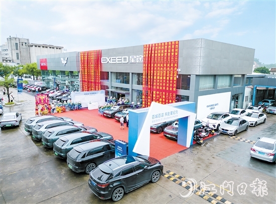 該中心集汽車銷售、售后維修、保養(yǎng)、二手車置換、店內上牌于一體，方便消費者看車買車。