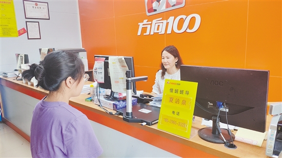 高考結(jié)束后，很多考生前往駕校報(bào)考駕照。