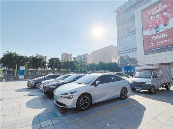 艷陽高照，汽車在戶外備受“烤”驗(yàn)。