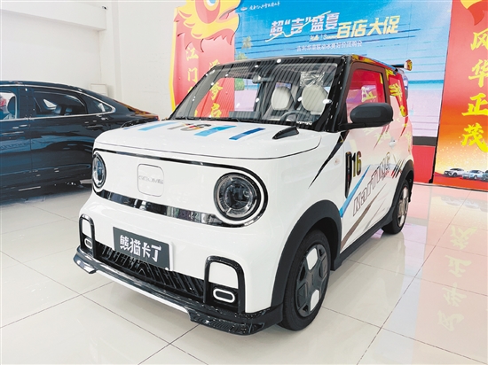 吉利熊貓卡丁采用了小方盒子造型，整體十分具有辨識(shí)度。