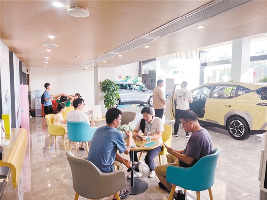 消費(fèi)者在購(gòu)車(chē)簽訂合同時(shí)要多留心。