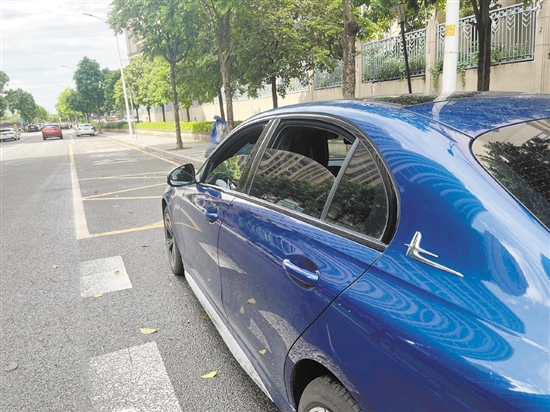 汽車經(jīng)過暴曬后，應(yīng)先把所有車窗打開。