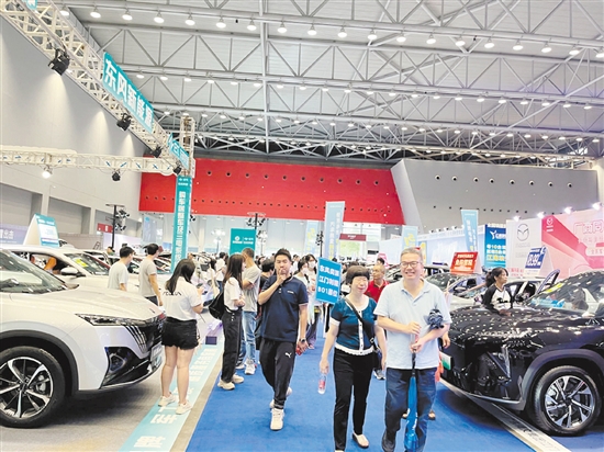 本報車展一直吸引眾多市民的目光。