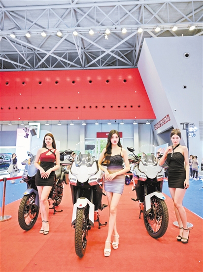 回顧本報往屆車展，不乏美女模特身影。