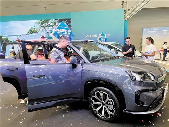 不少市民在車(chē)展現(xiàn)場(chǎng)物色“心水靚車(chē)”。