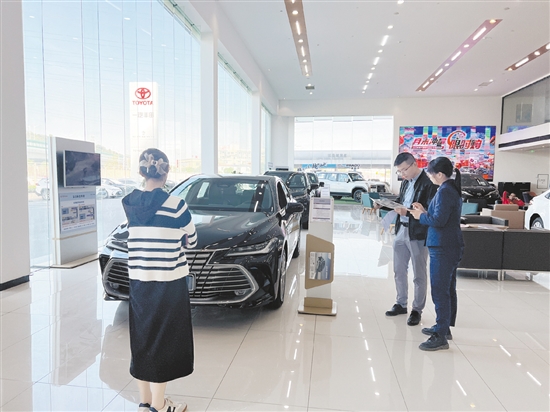 江門不少汽車經(jīng)銷商積極開展降價(jià)促銷活動(dòng)，吸引消費(fèi)者購(gòu)車。