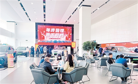 進(jìn)入12月以來(lái)，不少汽車經(jīng)銷商陸續(xù)迎來(lái)買車過(guò)年的客戶。