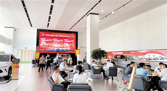 新能源汽車深受消費(fèi)者青睞。