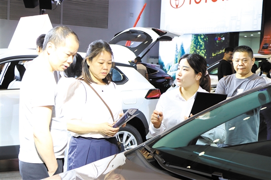 本報(bào)舉辦的大型車展吸引了許多消費(fèi)者。