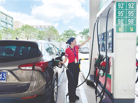 選擇95號(hào)汽油還是92號(hào)汽油，油箱蓋上的建議標(biāo)號(hào)就是答案。