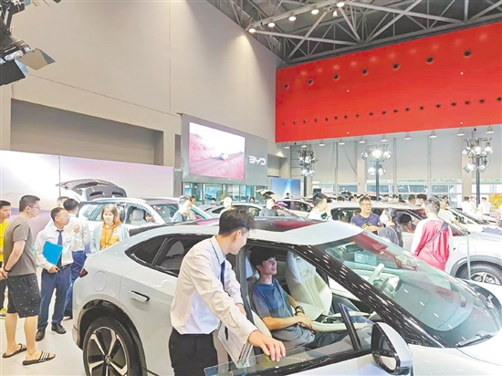 市民體驗(yàn)車展的新款車型。