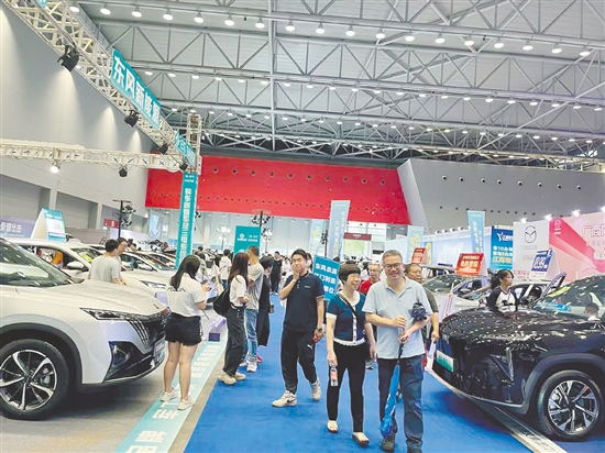 往屆車展現(xiàn)場都十分熱鬧。