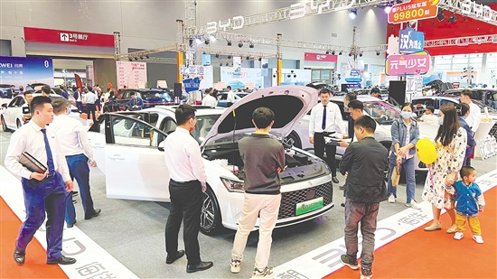 本報往屆車展設(shè)置的新能源汽車展區(qū)受消費者歡迎。