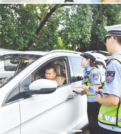 江門交警在農(nóng)村開展針對性交通安全宣傳活動(dòng)。