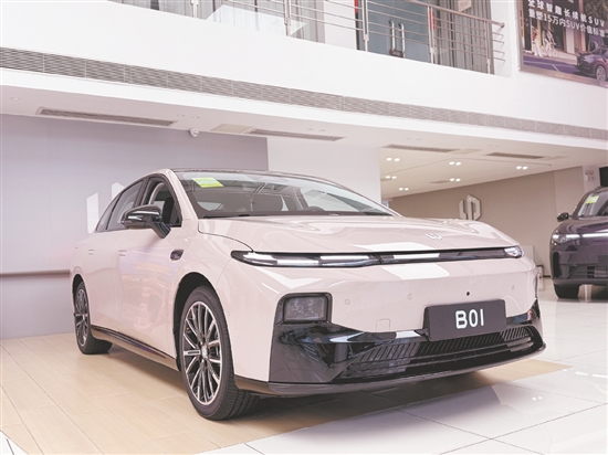 零跑B01外觀優(yōu)雅動(dòng)感。