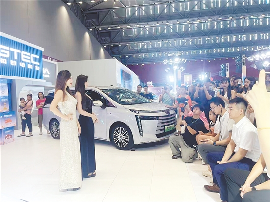 靚麗車模總會(huì)成為車展亮點(diǎn)。